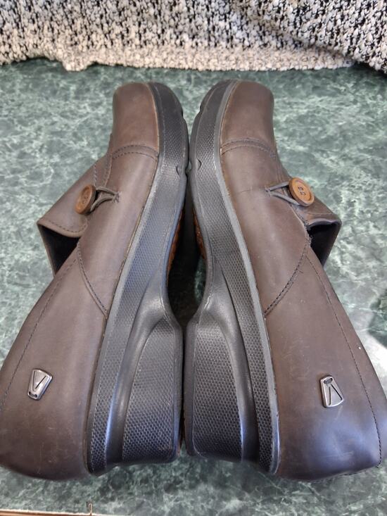 Keen Shoes - Keen Mora Button 1014106 Clogs Womens Sz 10 Brown Leather Slip On Casual Shoes